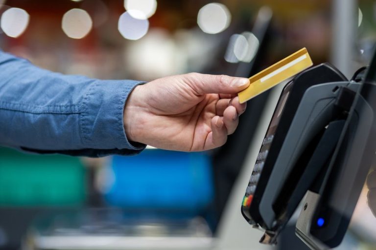 How to Choose the Right Card for Large Purchases
